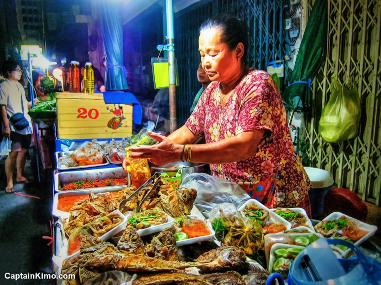 nighttime-photo-bangkok-thailand-food-vendor-selling-chicken-curry-on-street-ally
